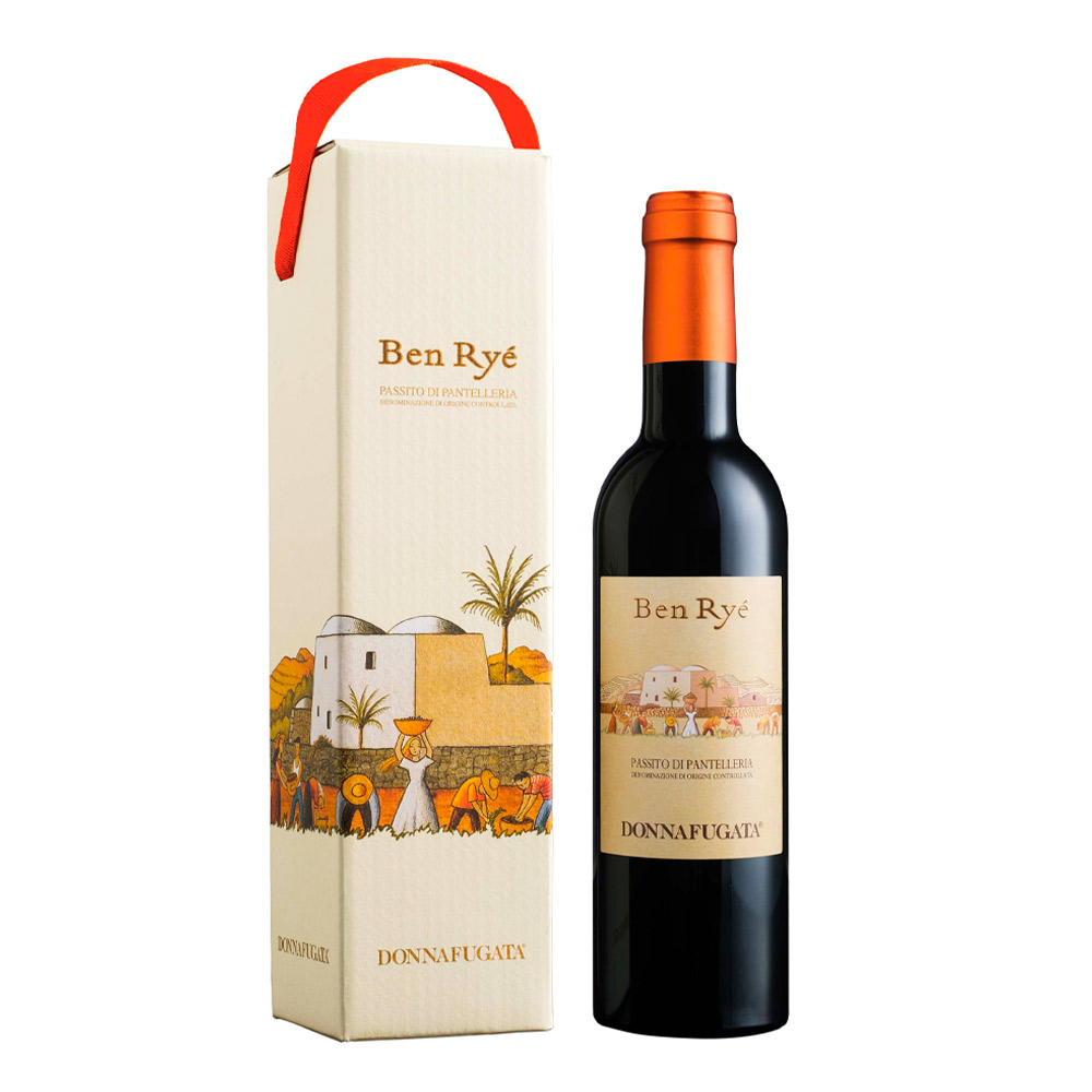 Donnafugata Ben Ryé Passito di Pantelleria DOC è un vino dolce particolarmente raffinato ed espressivo, di ottima struttura e persistenza Vincitore di numerosi premi. Donnafugata Ben Ryé Passito di Pantelleria DOC ha un colore giallo dorato con luminosi riflessi ambrati. Al naso è pura eccellenza: sprigiona un bouquet ampio e intenso che spazia da note di frutta sciroppata come albicocca e pesca, scorza d’arancia candita, datteri, nocciole e, sul finale, sentori di macchia mediterranea. Al palato è caldo e dolce, in cui si ritrovano le note fruttate e le erbe aromatiche, unite a dolci nuances di miele. È intenso e persistente, magnificamente equilibrato tra freschezza e dolcezza. Il finale è interminabile. La sua struttura e complessità, nonché l’elevato residuo zuccherino, lo rendono un vino estremamente longevo, che può riposare in cantina anche per oltre 20 anni. Ben Ryé di Donnafugata, prodotto a partire dal 1989, è un’esperienza esclusiva e memorabile, uno dei vini più ammalianti e apprezzati a livello globale. Stupisce per la grande fragranza e complessità del bouquet e per la persistenza gustativa. Il nome Ben Ryé deriva dall’arabo “Figlio del Vento”: questo a testimonianza del vento che soffia fra i grappoli, un episodio costante a Pantelleria, che porta con sé profumi così intensi da poterli toccare. L’etichetta d’autore celebra l’amore, la cura e la fatica delle viticoltura eroica su un’isola unica e affascinante, un ritratto dolce e avvolgente che ne svela l’essenza. Formato: Mezza Bottiglia 0,375L (astucciato)