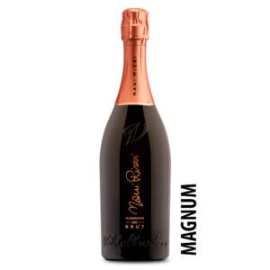 Nani Rizzi Prosecco Valdobbiadene DOCG Brut si presenta di colore giallo paglierino scarico, con una spuma delicata e persistente. Al naso spiccano profumi intensi di fiori d'acacia, petali di rosa e sentori fruttati di mela e pesca bianca. Al palato è fragrante e pieno, di grande eleganza ed estremamente equilibrato nelle varie sensazioni. Nani Rizzi produce vini e spumanti metodo Charmat di grandissima qualità. L’azienda si trova a Guia di Valdobbiadene, nel cuore della DOCG ed è oggi guidata da Denis Spagnol assieme alle sue tre figlie Giulia, Elena e Silvia.L’uva di partenza è sempre la Glera, proveniente esclusivamente dalle colline di Valdobbiadene, vendemmiata rigorosamente a mano e spumantizzata direttamente in cantina. Formato Magnum da 1,50L, disponibile anche con cassetta di legno originale. 