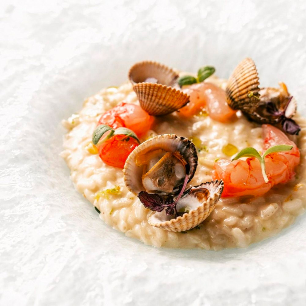 Riso Carnaroli Acquerello Lattina 1 Kg Tenuta Colombara - Invecchiato per almeno un anno e reintegrato della sua gemma - Il Riso Acquerello è considerato il "re dei risi" grazie alle sue grandi doti in cucina, utilizzato sia dai grandi chef stellati che dalle famiglie di tutto il mondo.La filiera è garantita, partendo dalla coltivazione, lavorazione e confezionamento all'interno della Tenuta Colombara. - LAVORAZIONE: Sono necessari 20 delicati passaggi per arrivare ad ottenere Acquerello, a partire dall'elica che permette lo sbiancamento dei chicchi attraverso lo sfregamento. -INVECCHIAMENTO: Il riso grezzo viene fatto invecchiare per almeno un anno in silos a temperatura controllata inferiore a 15°C: in questo modo l'amido si stabilizza e, durante la cottura, si disperde meno facendo aumentare la propria capacità di assorbimento dei condimenti. - REINTEGRO DELLA GEMMA: La gemma è la parte vitale del riso e contiene la maggior parte delle vitamine e dei microelementi. Durante la lavorazione la gemma viene separata dal chicco, ma grazie ad un procedimento brevettato viene reintegrata, unendo il gusto del riso bianco con gli elementi nutritivi del riso integrale. - Acquerello è confezionato nella lattina pressurizzata con azoto, garantendo integrità e durata nel tempo. È un'ottima idea regalo per gli amanti della cucina e può essere inserito nelle confezioni Food&Wine natalizie. 