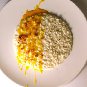 Riso Carnaroli Acquerello Lattina 1 Kg Tenuta Colombara - Invecchiato per almeno un anno e reintegrato della sua gemma - Il Riso Acquerello è considerato il "re dei risi" grazie alle sue grandi doti in cucina, utilizzato sia dai grandi chef stellati che dalle famiglie di tutto il mondo.La filiera è garantita, partendo dalla coltivazione, lavorazione e confezionamento all'interno della Tenuta Colombara. - LAVORAZIONE: Sono necessari 20 delicati passaggi per arrivare ad ottenere Acquerello, a partire dall'elica che permette lo sbiancamento dei chicchi attraverso lo sfregamento. -INVECCHIAMENTO: Il riso grezzo viene fatto invecchiare per almeno un anno in silos a temperatura controllata inferiore a 15°C: in questo modo l'amido si stabilizza e, durante la cottura, si disperde meno facendo aumentare la propria capacità di assorbimento dei condimenti. - REINTEGRO DELLA GEMMA: La gemma è la parte vitale del riso e contiene la maggior parte delle vitamine e dei microelementi. Durante la lavorazione la gemma viene separata dal chicco, ma grazie ad un procedimento brevettato viene reintegrata, unendo il gusto del riso bianco con gli elementi nutritivi del riso integrale. - Acquerello è confezionato nella lattina pressurizzata con azoto, garantendo integrità e durata nel tempo. È un'ottima idea regalo per gli amanti della cucina e può essere inserito nelle confezioni Food&Wine natalizie. 
