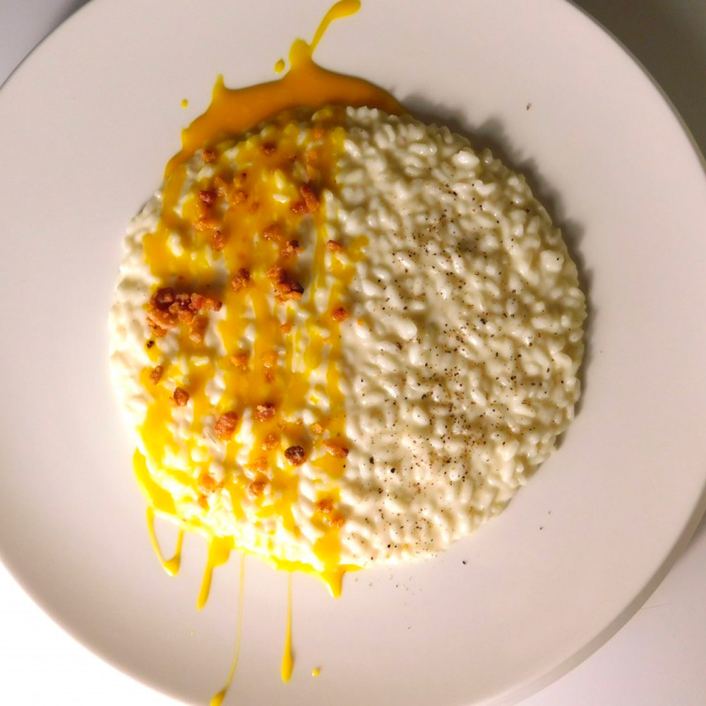 Riso Carnaroli Acquerello Lattina 1 Kg Tenuta Colombara - Invecchiato per almeno un anno e reintegrato della sua gemma - Il Riso Acquerello è considerato il "re dei risi" grazie alle sue grandi doti in cucina, utilizzato sia dai grandi chef stellati che dalle famiglie di tutto il mondo.La filiera è garantita, partendo dalla coltivazione, lavorazione e confezionamento all'interno della Tenuta Colombara. - LAVORAZIONE: Sono necessari 20 delicati passaggi per arrivare ad ottenere Acquerello, a partire dall'elica che permette lo sbiancamento dei chicchi attraverso lo sfregamento. -INVECCHIAMENTO: Il riso grezzo viene fatto invecchiare per almeno un anno in silos a temperatura controllata inferiore a 15°C: in questo modo l'amido si stabilizza e, durante la cottura, si disperde meno facendo aumentare la propria capacità di assorbimento dei condimenti. - REINTEGRO DELLA GEMMA: La gemma è la parte vitale del riso e contiene la maggior parte delle vitamine e dei microelementi. Durante la lavorazione la gemma viene separata dal chicco, ma grazie ad un procedimento brevettato viene reintegrata, unendo il gusto del riso bianco con gli elementi nutritivi del riso integrale. - Acquerello è confezionato nella lattina pressurizzata con azoto, garantendo integrità e durata nel tempo. È un'ottima idea regalo per gli amanti della cucina e può essere inserito nelle confezioni Food&Wine natalizie. 