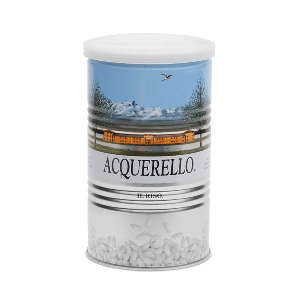 Riso Carnaroli Acquerello Lattina 1 Kg Tenuta Colombara - Invecchiato per almeno un anno e reintegrato della sua gemma - Il Riso Acquerello è considerato il "re dei risi" grazie alle sue grandi doti in cucina, utilizzato sia dai grandi chef stellati che dalle famiglie di tutto il mondo.La filiera è garantita, partendo dalla coltivazione, lavorazione e confezionamento all'interno della Tenuta Colombara. - LAVORAZIONE: Sono necessari 20 delicati passaggi per arrivare ad ottenere Acquerello, a partire dall'elica che permette lo sbiancamento dei chicchi attraverso lo sfregamento. -INVECCHIAMENTO: Il riso grezzo viene fatto invecchiare per almeno un anno in silos a temperatura controllata inferiore a 15°C: in questo modo l'amido si stabilizza e, durante la cottura, si disperde meno facendo aumentare la propria capacità di assorbimento dei condimenti. - REINTEGRO DELLA GEMMA: La gemma è la parte vitale del riso e contiene la maggior parte delle vitamine e dei microelementi. Durante la lavorazione la gemma viene separata dal chicco, ma grazie ad un procedimento brevettato viene reintegrata, unendo il gusto del riso bianco con gli elementi nutritivi del riso integrale. - Acquerello è confezionato nella lattina pressurizzata con azoto, garantendo integrità e durata nel tempo. È un'ottima idea regalo per gli amanti della cucina e può essere inserito nelle confezioni Food&Wine natalizie. 