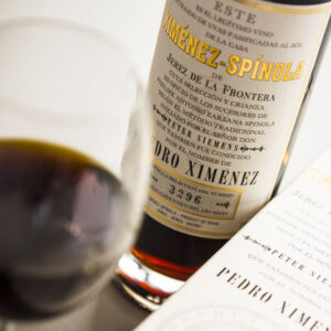 Ximenez Spinola Sherry Pedro Ximenez Solera Muy Vejo si presenta color mogano intenso ma limpido e luminoso. Al naso emerge un bouquet ampio e complesso, in cui si susseguono ricordi di fichi secchi, uva passa, prugna, datteri, miele di castagno, caffè tostato e noci. Il sorso è estremamente vellutato, morbido e piacevole, segnato da note gustative perfettamente equilibrate e un retrogusto che rispecchia i sentori olfattivi. La nota alcolica è appena percepibile e per nulla fastidiosa grazie alla ricchezza di zuccheri e aromi. Chiude con un finale carezzevole, estremamente lungo e fine, leggermente etereo. Questo Sherry Pedro Ximenez Solera è unico nel suo genere, poiché il basso tenore alcolico lo rende in bocca fine ed elegante. È un vino liquoroso di grande spessore, ricco di sfaccettature e profumi.Viene prodotto a partire da uve Pedro Ximenez in purezza, che vengono fatte appassire al sole per 21 giorni sui graticci, al fine di far concentrare al massimo gli aromi e gli zuccheri: per ogni tonnellata di uva fresca si ottengono solo 300kg di uva appassita e 200 litri di mosto. Dopo questa fase inizierà il processo di invecchiamento Solera, in botti di rovere americano e per una durata di 15 anni. Una volta pronto, il prodotto ottenuto viene imbottigliato direttamente dalla botte, filtrandolo solo con un panno di cellulosa, che non altera le sue caratteristiche naturali. Produzione estremamente limitata. Tutte le bottiglie sono numerate.