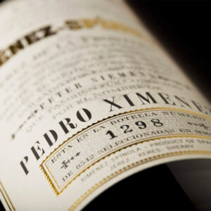 Ximenez Spinola Sherry Pedro Ximenez Solera Muy Vejo si presenta color mogano intenso ma limpido e luminoso. Al naso emerge un bouquet ampio e complesso, in cui si susseguono ricordi di fichi secchi, uva passa, prugna, datteri, miele di castagno, caffè tostato e noci. Il sorso è estremamente vellutato, morbido e piacevole, segnato da note gustative perfettamente equilibrate e un retrogusto che rispecchia i sentori olfattivi. La nota alcolica è appena percepibile e per nulla fastidiosa grazie alla ricchezza di zuccheri e aromi. Chiude con un finale carezzevole, estremamente lungo e fine, leggermente etereo. Questo Sherry Pedro Ximenez Solera è unico nel suo genere, poiché il basso tenore alcolico lo rende in bocca fine ed elegante. È un vino liquoroso di grande spessore, ricco di sfaccettature e profumi.Viene prodotto a partire da uve Pedro Ximenez in purezza, che vengono fatte appassire al sole per 21 giorni sui graticci, al fine di far concentrare al massimo gli aromi e gli zuccheri: per ogni tonnellata di uva fresca si ottengono solo 300kg di uva appassita e 200 litri di mosto. Dopo questa fase inizierà il processo di invecchiamento Solera, in botti di rovere americano e per una durata di 15 anni. Una volta pronto, il prodotto ottenuto viene imbottigliato direttamente dalla botte, filtrandolo solo con un panno di cellulosa, che non altera le sue caratteristiche naturali. Produzione estremamente limitata. Tutte le bottiglie sono numerate.