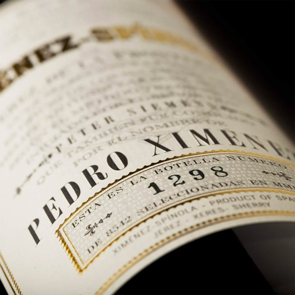 Ximenez Spinola Sherry Pedro Ximenez Solera Muy Vejo si presenta color mogano intenso ma limpido e luminoso. Al naso emerge un bouquet ampio e complesso, in cui si susseguono ricordi di fichi secchi, uva passa, prugna, datteri, miele di castagno, caffè tostato e noci. Il sorso è estremamente vellutato, morbido e piacevole, segnato da note gustative perfettamente equilibrate e un retrogusto che rispecchia i sentori olfattivi. La nota alcolica è appena percepibile e per nulla fastidiosa grazie alla ricchezza di zuccheri e aromi. Chiude con un finale carezzevole, estremamente lungo e fine, leggermente etereo. Questo Sherry Pedro Ximenez Solera è unico nel suo genere, poiché il basso tenore alcolico lo rende in bocca fine ed elegante. È un vino liquoroso di grande spessore, ricco di sfaccettature e profumi.Viene prodotto a partire da uve Pedro Ximenez in purezza, che vengono fatte appassire al sole per 21 giorni sui graticci, al fine di far concentrare al massimo gli aromi e gli zuccheri: per ogni tonnellata di uva fresca si ottengono solo 300kg di uva appassita e 200 litri di mosto. Dopo questa fase inizierà il processo di invecchiamento Solera, in botti di rovere americano e per una durata di 15 anni. Una volta pronto, il prodotto ottenuto viene imbottigliato direttamente dalla botte, filtrandolo solo con un panno di cellulosa, che non altera le sue caratteristiche naturali. Produzione estremamente limitata. Tutte le bottiglie sono numerate.