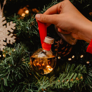 Mazzetti Pallina di Natale Merry Grappa con Grappa Invecchiata Mazzetti - Pallina di Natale in vetro contenente 10 cl di Grappa Invecchiata Mazzetti, una fantastica idea regalo da utilizzare per addobbare l'albero.
