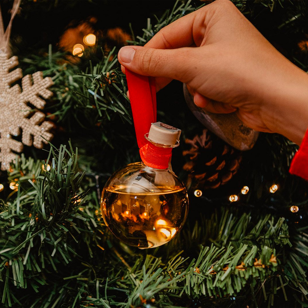 Mazzetti Pallina di Natale Merry Grappa con Grappa Invecchiata Mazzetti - Pallina di Natale in vetro contenente 10 cl di Grappa Invecchiata Mazzetti, una fantastica idea regalo da utilizzare per addobbare l'albero.
