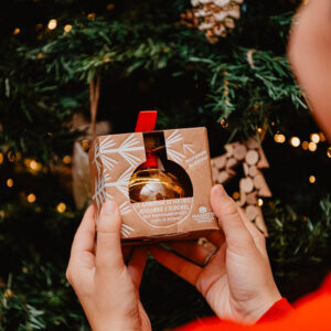 Mazzetti Pallina di Natale Merry Grappa con Grappa Invecchiata Mazzetti - Pallina di Natale in vetro contenente 10 cl di Grappa Invecchiata Mazzetti, una fantastica idea regalo da utilizzare per addobbare l'albero.