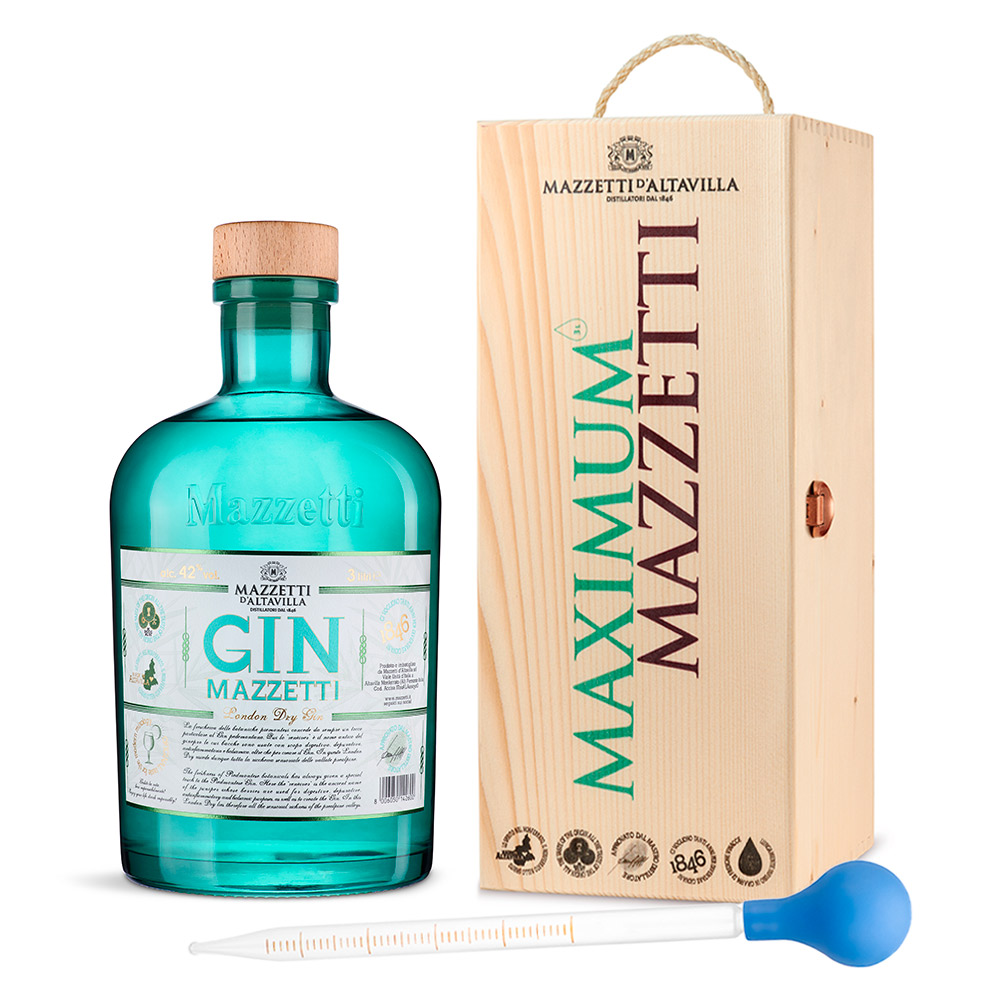 La freschezza delle botaniche piemontesi concede da sempre un tocco particolare al Gin Mazzetti. Lo "zenèiver" è il nome antico del ginepro, le cui bacche vengono utilizzate con scopo digestivo, depurativo, antinfiammatorio e balsamico, oltre che per creare il Gin. In questo London Dry Gin di Mazzetti risiede tutta la freschezza e la ricchezza sensoriale delle vallate prealpine, lasciando emergere in modo predominante le note tipiche del territorio. Un Gin che parla di Piemonte, stimolando i sensi e permettendo di respirare i profumi che lo contraddistinguono, tanto da renderlo adatto anche ad una degustazione in purezza o ad una miscelazione attenta.Particolarmente adatto a chi ama il gusto secco, delicato e tradizionale del London Dry Gin. Fra le botaniche che costituiscono il Gin Mazzetti possiamo trovare il Limone del Lago Maggiore e quello calabrese, cardamomo, menta piperita, pepe nero, salvia, rosmarino e coriandolo. La bottiglia scelta è di colore azzurro, non certo per richiamare il mare, ma perché ricorda i ghiacciai e quindi rappresenta la parte alpina del Gin, che non è estremizzata nel gusto ma è certamente presente. Analisi visiva:Colore cristallino, che ricorda la purezza pedemontana.Analisi olfattiva e caratteristiche: Al naso si presenta con profumi freschi e immediati, che rimandano subito al ginepro e alle note agrumate e quelle balsamiche delle erbe di montagna. In bocca è caldo e deciso, particolarmente espressivo e di buona persistenza. Gin Mazzetti Jeroboam da 3 litri, confezionata in cassa legno con pipetta in dotazione. Ideale come idea regalo per gli amanti del gin!