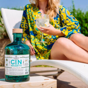 La freschezza delle botaniche piemontesi concede da sempre un tocco particolare al Gin Mazzetti. Lo "zenèiver" è il nome antico del ginepro, le cui bacche vengono utilizzate con scopo digestivo, depurativo, antinfiammatorio e balsamico, oltre che per creare il Gin. In questo London Dry Gin di Mazzetti risiede tutta la freschezza e la ricchezza sensoriale delle vallate prealpine, lasciando emergere in modo predominante le note tipiche del territorio. Un Gin che parla di Piemonte, stimolando i sensi e permettendo di respirare i profumi che lo contraddistinguono, tanto da renderlo adatto anche ad una degustazione in purezza o ad una miscelazione attenta.Particolarmente adatto a chi ama il gusto secco, delicato e tradizionale del London Dry Gin. Fra le botaniche che costituiscono il Gin Mazzetti possiamo trovare il Limone del Lago Maggiore e quello calabrese, cardamomo, menta piperita, pepe nero, salvia, rosmarino e coriandolo. La bottiglia scelta è di colore azzurro, non certo per richiamare il mare, ma perché ricorda i ghiacciai e quindi rappresenta la parte alpina del Gin, che non è estremizzata nel gusto ma è certamente presente. Analisi visiva:Colore cristallino, che ricorda la purezza pedemontana.Analisi olfattiva e caratteristiche: Al naso si presenta con profumi freschi e immediati, che rimandano subito al ginepro e alle note agrumate e quelle balsamiche delle erbe di montagna. In bocca è caldo e deciso, particolarmente espressivo e di buona persistenza. Gin Mazzetti Jeroboam da 3 litri, confezionata in cassa legno con pipetta in dotazione. Ideale come idea regalo per gli amanti del gin!