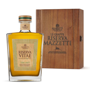 Riserva Vitae di Mazzetti d'Altavilla è la Grappa Riserva che riassume due vitigni caratteristici e peculiari del Monferrato. Forse non tutti hanno avuto l'occasione di sorseggiare il Grignolino o il Ruché, tesori vitivinicoli racchiusi in un territorio ristretto, ma assai generoso. Due vini rossi autoctoni, dalle cui vinacce si ottengono due grappe secche ed uniche per il patrimonio floreali che esprimono, reso ancora più nobile dall'invecchiamento che si protrae per oltre 18 mesi all'interno di prestigiose essenze lignee. Riserva Vitae si presenta con un colore ambrato invitante. Al naso emana una profumo impetuoso e persistente, riconducibile ai sentori di viola, fiori di campo primaverili e melograno. Si tratta di una grappa secca, ma nel contempo piacevole ed amabile. 