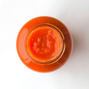 La Salsa per Amatori Classica di Famiglia Crispino è una passata di pomodoro prodotta secondo un metodo di lavorazione artigianale e tutto calabrese. Si utilizzano pomodori di grande qualità, accuratamente selezionati e lavorati dopo poche ore dalla raccolta, passati in un setaccio a trama larga in grado di eliminare semi e bucce, ma al tempo stesso utile a garantire un taglio corposo e più saporito. Portati a cottura a bassa temperatura e in modo molto lento per preservare le caratteristiche organolettiche e un'elevata densità. Il pomodoro è l'unico ingrediente: non vengono aggiunti né acido citrico né sale. La Famiglia Crispino promuove antiche ricette che si tramandano da generazioni, mediante l'utilizzo di ingredienti semplici e di alta qualità, una filiera corta e garantendo il rispetto dell'ambiente.Le ricette affondano le radici nel patrimonio gastronomico calabrese, che hanno come base materie prime stagionali lavorate dal fresco. L'azienda nasce negli anni '70 dall'idea dei fratelli Antonio e Benedetto Crispino con l'intento di realizzare una salsa di pomodoro uguale a quella che preparavano assieme a mamma Maria. Decidono quindi di tornare nella Valle del Savuto con l'intento di realizzare la "Salsa per Amatori", la più buona e genuina del mondo con un solo ingrediente principe, il pomodoro, e una lenta e paziente lavorazione.Si affiancano col tempo anche numerose altre ricette che rispecchiano la tradizione calabrese come gli antipasti di verdure, le conserve e i sughi pronti. Prodotto da Calabria Food S.r.l. - Zona Industriale Piano Lago - 87050 Mangone (CS).