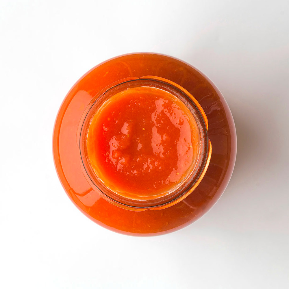La Salsa per Amatori Classica di Famiglia Crispino è una passata di pomodoro prodotta secondo un metodo di lavorazione artigianale e tutto calabrese. Si utilizzano pomodori di grande qualità, accuratamente selezionati e lavorati dopo poche ore dalla raccolta, passati in un setaccio a trama larga in grado di eliminare semi e bucce, ma al tempo stesso utile a garantire un taglio corposo e più saporito. Portati a cottura a bassa temperatura e in modo molto lento per preservare le caratteristiche organolettiche e un'elevata densità. Il pomodoro è l'unico ingrediente: non vengono aggiunti né acido citrico né sale. La Famiglia Crispino promuove antiche ricette che si tramandano da generazioni, mediante l'utilizzo di ingredienti semplici e di alta qualità, una filiera corta e garantendo il rispetto dell'ambiente.Le ricette affondano le radici nel patrimonio gastronomico calabrese, che hanno come base materie prime stagionali lavorate dal fresco. L'azienda nasce negli anni '70 dall'idea dei fratelli Antonio e Benedetto Crispino con l'intento di realizzare una salsa di pomodoro uguale a quella che preparavano assieme a mamma Maria. Decidono quindi di tornare nella Valle del Savuto con l'intento di realizzare la "Salsa per Amatori", la più buona e genuina del mondo con un solo ingrediente principe, il pomodoro, e una lenta e paziente lavorazione.Si affiancano col tempo anche numerose altre ricette che rispecchiano la tradizione calabrese come gli antipasti di verdure, le conserve e i sughi pronti. Prodotto da Calabria Food S.r.l. - Zona Industriale Piano Lago - 87050 Mangone (CS).