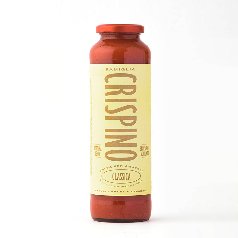 La Salsa per Amatori Classica di Famiglia Crispino è una passata di pomodoro prodotta secondo un metodo di lavorazione artigianale e tutto calabrese. Si utilizzano pomodori di grande qualità, accuratamente selezionati e lavorati dopo poche ore dalla raccolta, passati in un setaccio a trama larga in grado di eliminare semi e bucce, ma al tempo stesso utile a garantire un taglio corposo e più saporito. Portati a cottura a bassa temperatura e in modo molto lento per preservare le caratteristiche organolettiche e un'elevata densità. Il pomodoro è l'unico ingrediente: non vengono aggiunti né acido citrico né sale. La Famiglia Crispino promuove antiche ricette che si tramandano da generazioni, mediante l'utilizzo di ingredienti semplici e di alta qualità, una filiera corta e garantendo il rispetto dell'ambiente.Le ricette affondano le radici nel patrimonio gastronomico calabrese, che hanno come base materie prime stagionali lavorate dal fresco. L'azienda nasce negli anni '70 dall'idea dei fratelli Antonio e Benedetto Crispino con l'intento di realizzare una salsa di pomodoro uguale a quella che preparavano assieme a mamma Maria. Decidono quindi di tornare nella Valle del Savuto con l'intento di realizzare la "Salsa per Amatori", la più buona e genuina del mondo con un solo ingrediente principe, il pomodoro, e una lenta e paziente lavorazione.Si affiancano col tempo anche numerose altre ricette che rispecchiano la tradizione calabrese come gli antipasti di verdure, le conserve e i sughi pronti. Prodotto da Calabria Food S.r.l. - Zona Industriale Piano Lago - 87050 Mangone (CS).