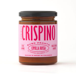 Famiglia Crispino Sugo Pronto alle Cipolle Rosse di Tropea IGP, realizzato a partire da ricette che affondano le radici nel patrimonio gastronomico calabrese, materie prime selezionate e lavorate dal fresco. Questo sugo è capace di valorizzare i primi piatti, rendendoli intensi, golosi, prelibati e soprattutto genuini, grazie alla presenza di pochi ingredienti, senza conservanti e zuccheri aggiunti. La Famiglia Crispino promuove antiche ricette che si tramandano da generazioni, mediante l'utilizzo di ingredienti semplici e di alta qualità, una filiera corta e garantendo il rispetto dell'ambiente. Le ricette affondano le radici nel patrimonio gastronomico calabrese, che hanno come base materie prime stagionali lavorate dal fresco. L'azienda nasce negli anni '70 dall'idea dei fratelli Antonio e Benedetto Crispino con l'intento di realizzare una salsa di pomodoro uguale a quella che preparavano assieme a mamma Maria. Decidono quindi di tornare nella Valle del Savuto con l'intento di realizzare la "Salsa per Amatori", la più buona e genuina del mondo con un solo ingrediente principe, il pomodoro, e una lenta e paziente lavorazione.Si affiancano col tempo anche numerose altre ricette che rispecchiano la tradizione calabrese come gli antipasti di verdure, le conserve e i sughi pronti. Prodotto da Calabria Food S.r.l. - Zona Industriale Piano Lago - 87050 Mangone (CS).