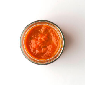 Famiglia Crispino Sugo Pronto alle Cipolle Rosse di Tropea IGP, realizzato a partire da ricette che affondano le radici nel patrimonio gastronomico calabrese, materie prime selezionate e lavorate dal fresco. Questo sugo è capace di valorizzare i primi piatti, rendendoli intensi, golosi, prelibati e soprattutto genuini, grazie alla presenza di pochi ingredienti, senza conservanti e zuccheri aggiunti. La Famiglia Crispino promuove antiche ricette che si tramandano da generazioni, mediante l'utilizzo di ingredienti semplici e di alta qualità, una filiera corta e garantendo il rispetto dell'ambiente. Le ricette affondano le radici nel patrimonio gastronomico calabrese, che hanno come base materie prime stagionali lavorate dal fresco. L'azienda nasce negli anni '70 dall'idea dei fratelli Antonio e Benedetto Crispino con l'intento di realizzare una salsa di pomodoro uguale a quella che preparavano assieme a mamma Maria. Decidono quindi di tornare nella Valle del Savuto con l'intento di realizzare la "Salsa per Amatori", la più buona e genuina del mondo con un solo ingrediente principe, il pomodoro, e una lenta e paziente lavorazione.Si affiancano col tempo anche numerose altre ricette che rispecchiano la tradizione calabrese come gli antipasti di verdure, le conserve e i sughi pronti. Prodotto da Calabria Food S.r.l. - Zona Industriale Piano Lago - 87050 Mangone (CS).