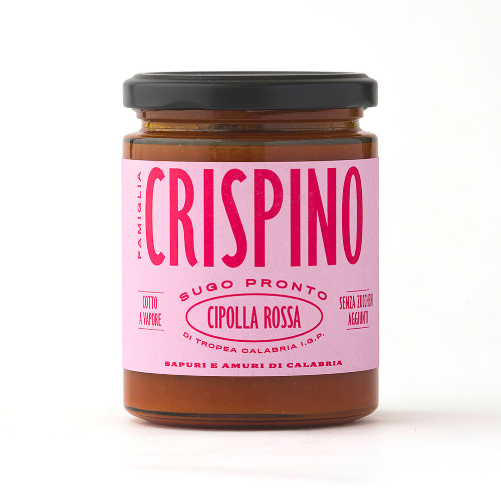 Famiglia Crispino Sugo Pronto alle Cipolle Rosse di Tropea IGP, realizzato a partire da ricette che affondano le radici nel patrimonio gastronomico calabrese, materie prime selezionate e lavorate dal fresco. Questo sugo è capace di valorizzare i primi piatti, rendendoli intensi, golosi, prelibati e soprattutto genuini, grazie alla presenza di pochi ingredienti, senza conservanti e zuccheri aggiunti. La Famiglia Crispino promuove antiche ricette che si tramandano da generazioni, mediante l'utilizzo di ingredienti semplici e di alta qualità, una filiera corta e garantendo il rispetto dell'ambiente. Le ricette affondano le radici nel patrimonio gastronomico calabrese, che hanno come base materie prime stagionali lavorate dal fresco. L'azienda nasce negli anni '70 dall'idea dei fratelli Antonio e Benedetto Crispino con l'intento di realizzare una salsa di pomodoro uguale a quella che preparavano assieme a mamma Maria. Decidono quindi di tornare nella Valle del Savuto con l'intento di realizzare la "Salsa per Amatori", la più buona e genuina del mondo con un solo ingrediente principe, il pomodoro, e una lenta e paziente lavorazione.Si affiancano col tempo anche numerose altre ricette che rispecchiano la tradizione calabrese come gli antipasti di verdure, le conserve e i sughi pronti. Prodotto da Calabria Food S.r.l. - Zona Industriale Piano Lago - 87050 Mangone (CS).