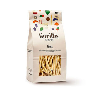 Pastificio Fiorillo Fileja Calabresi 500g - Pasta di semola di grano duro 100% italiana, trafilata al bronzo e sottoposta ad un'essiccazione lenta per preservare tutte le qualità organolettiche, nutrizionali e salutari. Il Pastificio Fiorillo nasce nel 2001, una giovane realtà nel campo della pasta totalmente a conduzione familiare. L'azienda, grazie all'utilizzo delle più moderne tecnologie del settore e grazie soprattutto all'impiego di impianti e macchinari realizzati ad hoc, produce pasta artigianale di alta qualità, dalle caratteristiche tipiche della pasta fatta a mano: colore chiaro, sfoglia ruvida e profumo. Il prodotto di punta è il Fileja (o Maccherone Calabrese), formato di pasta tipico regionale a cui è dedicato il 90% dell'intera produzione. 