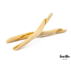 Pastificio Fiorillo Fileja Calabresi 500g - Pasta di semola di grano duro 100% italiana, trafilata al bronzo e sottoposta ad un'essiccazione lenta per preservare tutte le qualità organolettiche, nutrizionali e salutari. Il Pastificio Fiorillo nasce nel 2001, una giovane realtà nel campo della pasta totalmente a conduzione familiare. L'azienda, grazie all'utilizzo delle più moderne tecnologie del settore e grazie soprattutto all'impiego di impianti e macchinari realizzati ad hoc, produce pasta artigianale di alta qualità, dalle caratteristiche tipiche della pasta fatta a mano: colore chiaro, sfoglia ruvida e profumo. Il prodotto di punta è il Fileja (o Maccherone Calabrese), formato di pasta tipico regionale a cui è dedicato il 90% dell'intera produzione. 