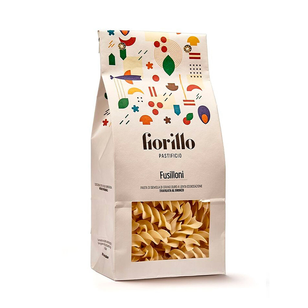 Pastificio Fiorillo Fusilloni 500g - Pasta di semola di grano duro 100% italiana, trafilata al bronzo e sottoposta ad un'essiccazione lenta per preservare tutte le qualità organolettiche, nutrizionali e salutari. Il Pastificio Fiorillo nasce nel 2001, una giovane realtà nel campo della pasta totalmente a conduzione familiare. L'azienda, grazie all'utilizzo delle più moderne tecnologie del settore e grazie soprattutto all'impiego di impianti e macchinari realizzati ad hoc, produce pasta artigianale di alta qualità, dalle caratteristiche tipiche della pasta fatta a mano: colore chiaro, sfoglia ruvida e profumo. Il prodotto di punta è il Fileja (o Maccherone Calabrese), formato di pasta tipico regionale a cui è dedicato il 90% dell'intera produzione. 