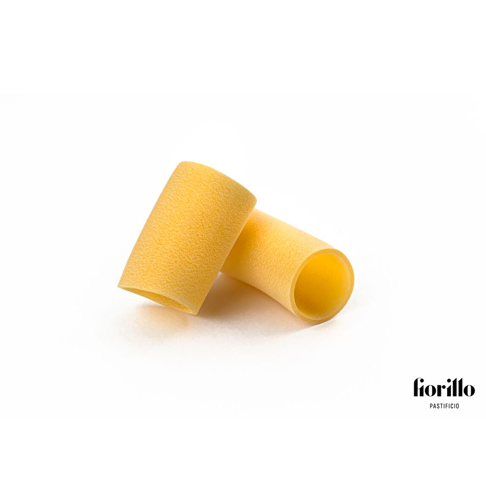 Pastificio Fiorillo Paccheri 500g - Pasta di semola di grano duro 100% italiana, trafilata al bronzo e sottoposta ad un'essiccazione lenta per preservare tutte le qualità organolettiche, nutrizionali e salutari. Il Pastificio Fiorillo nasce nel 2001, una giovane realtà nel campo della pasta totalmente a conduzione familiare. L'azienda, grazie all'utilizzo delle più moderne tecnologie del settore e grazie soprattutto all'impiego di impianti e macchinari realizzati ad hoc, produce pasta artigianale di alta qualità, dalle caratteristiche tipiche della pasta fatta a mano: colore chiaro, sfoglia ruvida e profumo. Il prodotto di punta è il Fileja (o Maccherone Calabrese), formato di pasta tipico regionale a cui è dedicato il 90% dell'intera produzione. 