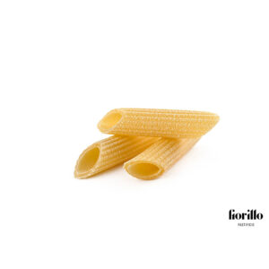 Pastificio Fiorillo Penne Rigate 500g - Pasta di semola di grano duro 100% italiana, trafilata al bronzo e sottoposta ad un'essiccazione lenta per preservare tutte le qualità organolettiche, nutrizionali e salutari. Il Pastificio Fiorillo nasce nel 2001, una giovane realtà nel campo della pasta totalmente a conduzione familiare. L'azienda, grazie all'utilizzo delle più moderne tecnologie del settore e grazie soprattutto all'impiego di impianti e macchinari realizzati ad hoc, produce pasta artigianale di alta qualità, dalle caratteristiche tipiche della pasta fatta a mano: colore chiaro, sfoglia ruvida e profumo. Il prodotto di punta è il Fileja (o Maccherone Calabrese), formato di pasta tipico regionale a cui è dedicato il 90% dell'intera produzione. 