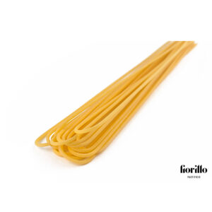Pastificio Fiorillo Spaghettoni 500g - Pasta di semola di grano duro 100% italiana, trafilata al bronzo e sottoposta ad un'essiccazione lenta per preservare tutte le qualità organolettiche, nutrizionali e salutari. Il Pastificio Fiorillo nasce nel 2001, una giovane realtà nel campo della pasta totalmente a conduzione familiare. L'azienda, grazie all'utilizzo delle più moderne tecnologie del settore e grazie soprattutto all'impiego di impianti e macchinari realizzati ad hoc, produce pasta artigianale di alta qualità, dalle caratteristiche tipiche della pasta fatta a mano: colore chiaro, sfoglia ruvida e profumo. Il prodotto di punta è il Fileja (o Maccherone Calabrese), formato di pasta tipico regionale a cui è dedicato il 90% dell'intera produzione. 