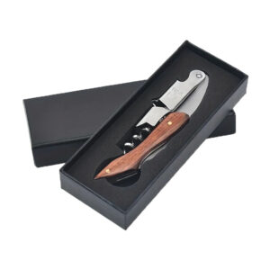 Cavatappi e Apribottiglie professionale realizzato in acciaio inox di alta qualità con dettagli in legno di palissandro sul manico.Un'oggetto elegante e di prestigio, ideale per stappare bottiglie di vino. È dotato di coltellino taglia-capsula, è estremamente pratico ed ergonomico. Può estrarre tappi di sughero e quelli sintetici. Disponibile con o senza astuccio regalo.