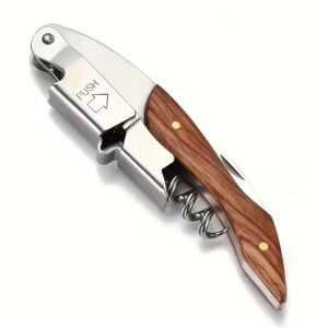 Cavatappi e Apribottiglie professionale realizzato in acciaio inox di alta qualità con dettagli in legno di palissandro sul manico.Un'oggetto elegante e di prestigio, ideale per stappare bottiglie di vino. È dotato di coltellino taglia-capsula, è estremamente pratico ed ergonomico. Può estrarre tappi di sughero e quelli sintetici. Disponibile con o senza astuccio regalo.