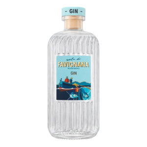 Isola di Favignana è il primo London Dry Gin fatto con botaniche esclusivamente italiani e in parte coltivati e raccolti naturalmente sull'isola di Favignana. Il gin è ispirato dai paesaggi incontaminati dell'isola, dalle radici del patrimonio culturale e dall'amore per la terra. Le principali botaniche sono: ginepro, coriandolo, angelica, assenzio, limone, rosmarino, foglie di mirto, camomilla romana, menta dolce, verbena, elicriso e foglie d'ulivo. Ogni ingrediente è stato selezionato con l'aiuto del Dott. Umberto Rizza, farmacista e naturopata. Le note di limone e menta dolce conferiscono freschezza al palato, mentre la dolcezza della camomilla romana bilancia le sfumature amare del ginepro e dell'assenzio. Elicriso e mirto apportano maggiore struttura alla ricetta. Tutti assieme, gli ingredienti offrono un'autentica esperienza dal sapore ben equilibrato, una rara espressione del suolo di Favignana e del suo ecosistema incontaminato.