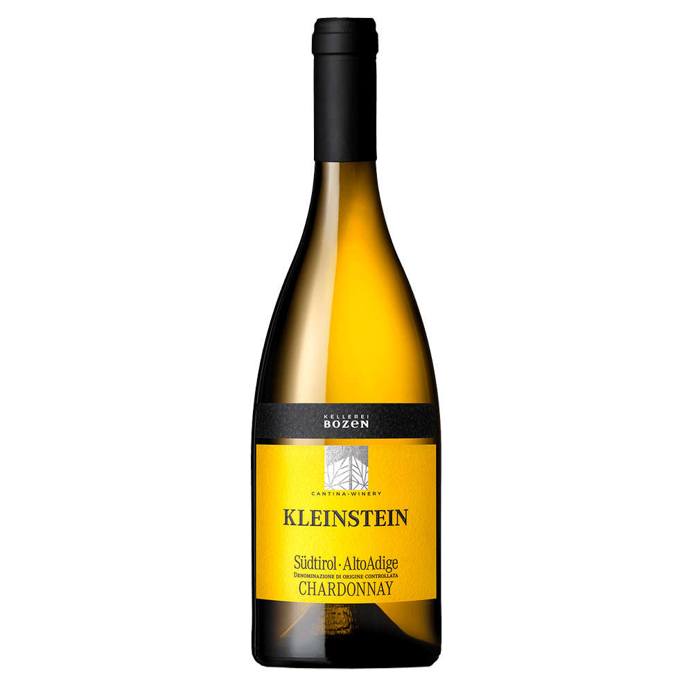 Kellerei Bozen Kleinstein Chardonnay Alto Adige DOC si presenta di colore giallo paglierino intenso con lievi riflessi dorati. Al naso spicca un bouquet che richiama le note esotiche di ananas, mango e melone, seguito da sbuffi di maracuja, vaniglia e banana. Al palato si dimostra piacevolmente elegante e fresco, con un'acidità ben bilanciata e una mineralità pronunciata. Chiude con un finale di ottima persistenza. Kleinstein Chardonnay di Cantina Bolzano - Kellerei Bozen elogia l'unione perfetta tra vitigno, territorio e micloclima. Si tratta di una varietà internazionale dalla quale si ricava un vino ben strutturato, che offre un frutto ricco e persistente, unito ad una freschezza ben bilanciata. Le notevoli escursioni termiche tra il giorno e la notte, assieme ai terreni alluvionali sabbiosi e sciolti, danno vita ad un vino complesso dai colori intensi e caratterizzato dalla tipica freschezza.