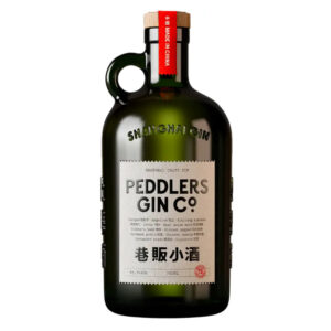 Peddlers Craft Shangai Gin è il risultato della combinazione di ginepro con rare botaniche cinesi biologiche come il Sichuan, Mano di Buddha e mandorle Tianshan, che conferiscono un profilo organolettico raro e ben bilanciato.Ottimo per la realizzazione dei classici Gin & Tonic, il Peddlers Craft è distillato secondo il metodo London Dry attraverso uno speciale processo, in cui le botaniche vengono infuse a vapore donando aromi unici. Il tratto orientale è distintivo e lo rende diverso da qualsiasi altro gin, raccontando la storia, la bellezza e la diversità della Cina. Il design della bottiglia e dell'etichetta è ispirato ai venditori ambulanti di Shangai del passato. Botaniche principali: Ginepro, Pepe del Sichuan, Mano di Buddha, menta cinese, angelica cinese, semi di coriandolo, liquirizia cinese, mandorle cinesi Tianshan, cardamomo, cassia e fiori di loto. Peddlers Craft Gin si presenta trasparente alla vista. Al naso regala intense note terrose, supportate da aromi dell'est come menta asiatica e mano di Buddha. Il finale è floreale e leggermente speziato. Al palato è preponderante il ginepro, accompagnato da angelica, cannella e liquirizia, seguiti da aromi citrici e speziati. Chiude con un finale intrigante su toni caldi di coriandolo e mandorle.