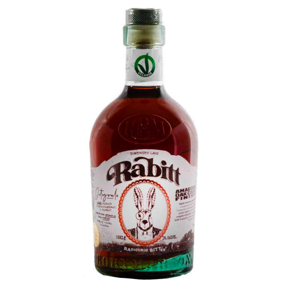 Rabitt Bitter Amarone Oak Cask Finish è la nuovissima e suggestiva versione della famiglia Rabitt di Roby Marton, che prevede l'aggiunta di pregiato vino Amarone della Valpolicella e l'invecchiamento in botti di quercia, dove precedentemente è stato affinato l'Amarone. Il risultato è un Bitter intenso e ricco di sfaccettature molto intriganti, perfetto liscio o per la miscelazione. Rabitt, acronimo di "Radicchio-Bitter", è un bitter senza compromessi, massimo esponente della cultura culinaria italiana. Viene prodotto a partire dal radicchio rosso di Treviso tardivo, unito a botaniche naturali ed oli essenziali, senza aggiunta di prodotti di sintesi, allergeni, conservanti, coloranti ed addensanti. In miscelazione vuole essere protagonista, mentre liscio con ghiaccio è un perfetto digestivo. Il radicchio rosso di Treviso tardivo è un'ortaggio molto pregiato a Indicazione Geografica Protetta (IGP). Una volta raccolto con la sua stessa radice, viene legato in mazzi ed immerso in vasche di acqua a temperatura costante di 12/15°C per la fase di imbianchimento. La temperatura mite dell'acqua favorisce una ripresa del processo di vegetazione, mentre l'assenza di luce impedisce alla pianta di produrre clorofilla: da qui il tipico colore e l'ammorbidimento delle note amare. Per la produzione del Rabitt si utilizza esclusivamente radicchio coltivato a Conscio (TV), all'interno della proprietà della famiglia Marton. 