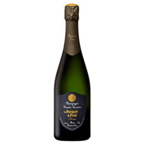 Veuve Fourny & Fils Grand Terroirs Brut Premier Cru Champagne AOC si presenta di colore giallo paglierino brillante e tendente all'oro, con un perlage fine e persistente. Al naso si apre un ampio bouquet, corredato da una leggera nota tostata e speziata di noce moscata. Successivamente intervengono le note fruttate di mela, pera, albicocca ed agrumi, con piacevoli ricordi di lievito e miele di acacia. Al palato risulta morbido e vellutato, abbastanza fresco, equilibrato e cremoso.Nel complesso molto soddisfacente, chiude con un finale lungo e persistente, ricco di ricordi olfattivi. Lo Champagne Grand Terroirs di Veuve Fourny rappresenta il know-how della maison, un matrimonio perfetto tra Pinot Noir e Chardonnay provenienti da vigneti classificati Premier Cru (80%, principalmente Vertus) e Grand Cru (20%). Ogni parcella è vinificata separatamente, in modo da estrarre le caratteristiche peculiari di ognuna. I vini di riserva, conservati in piccole botti di rovere, conferiscono allo Champagne particolare complessità e struttura, contribuendo notevolmente alla realizzazione di una grande bollicina, in equilibrio tra vivacità e rotondità. L'assemblaggio unisce tre annate consecutive e i vini di riserva sono pari al 40%. Questa cuvée si distingue per lo stile puro e raffinato, incarnando l'eleganza e la freschezza e trasmettendo l'essenza del terreno gessoso di Vertus. 