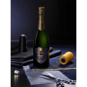 Veuve Fourny & Fils Grand Terroirs Brut Premier Cru Champagne AOC si presenta di colore giallo paglierino brillante e tendente all'oro, con un perlage fine e persistente. Al naso si apre un ampio bouquet, corredato da una leggera nota tostata e speziata di noce moscata. Successivamente intervengono le note fruttate di mela, pera, albicocca ed agrumi, con piacevoli ricordi di lievito e miele di acacia. Al palato risulta morbido e vellutato, abbastanza fresco, equilibrato e cremoso.Nel complesso molto soddisfacente, chiude con un finale lungo e persistente, ricco di ricordi olfattivi. Lo Champagne Grand Terroirs di Veuve Fourny rappresenta il know-how della maison, un matrimonio perfetto tra Pinot Noir e Chardonnay provenienti da vigneti classificati Premier Cru (80%, principalmente Vertus) e Grand Cru (20%). Ogni parcella è vinificata separatamente, in modo da estrarre le caratteristiche peculiari di ognuna. I vini di riserva, conservati in piccole botti di rovere, conferiscono allo Champagne particolare complessità e struttura, contribuendo notevolmente alla realizzazione di una grande bollicina, in equilibrio tra vivacità e rotondità. L'assemblaggio unisce tre annate consecutive e i vini di riserva sono pari al 40%. Questa cuvée si distingue per lo stile puro e raffinato, incarnando l'eleganza e la freschezza e trasmettendo l'essenza del terreno gessoso di Vertus. 