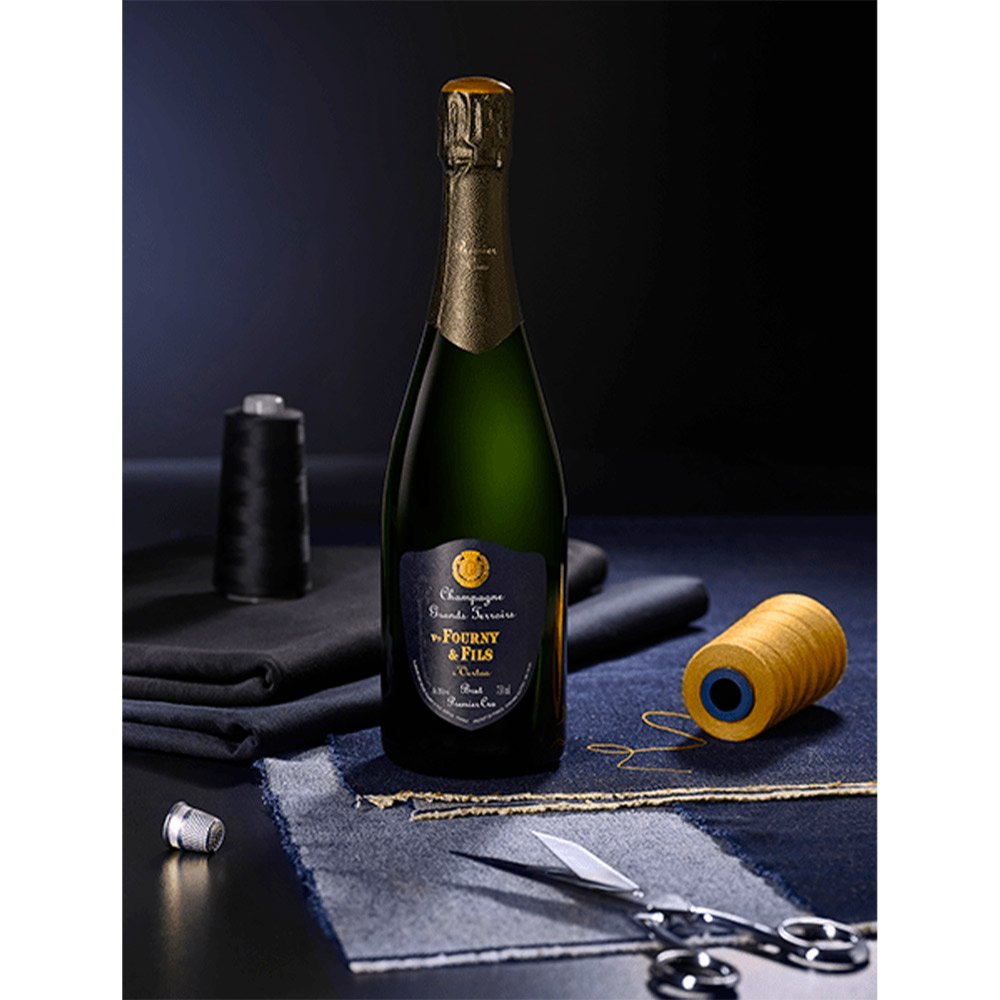 Veuve Fourny & Fils Grand Terroirs Brut Premier Cru Champagne AOC si presenta di colore giallo paglierino brillante e tendente all'oro, con un perlage fine e persistente. Al naso si apre un ampio bouquet, corredato da una leggera nota tostata e speziata di noce moscata. Successivamente intervengono le note fruttate di mela, pera, albicocca ed agrumi, con piacevoli ricordi di lievito e miele di acacia. Al palato risulta morbido e vellutato, abbastanza fresco, equilibrato e cremoso.Nel complesso molto soddisfacente, chiude con un finale lungo e persistente, ricco di ricordi olfattivi. Lo Champagne Grand Terroirs di Veuve Fourny rappresenta il know-how della maison, un matrimonio perfetto tra Pinot Noir e Chardonnay provenienti da vigneti classificati Premier Cru (80%, principalmente Vertus) e Grand Cru (20%). Ogni parcella è vinificata separatamente, in modo da estrarre le caratteristiche peculiari di ognuna. I vini di riserva, conservati in piccole botti di rovere, conferiscono allo Champagne particolare complessità e struttura, contribuendo notevolmente alla realizzazione di una grande bollicina, in equilibrio tra vivacità e rotondità. L'assemblaggio unisce tre annate consecutive e i vini di riserva sono pari al 40%. Questa cuvée si distingue per lo stile puro e raffinato, incarnando l'eleganza e la freschezza e trasmettendo l'essenza del terreno gessoso di Vertus. 