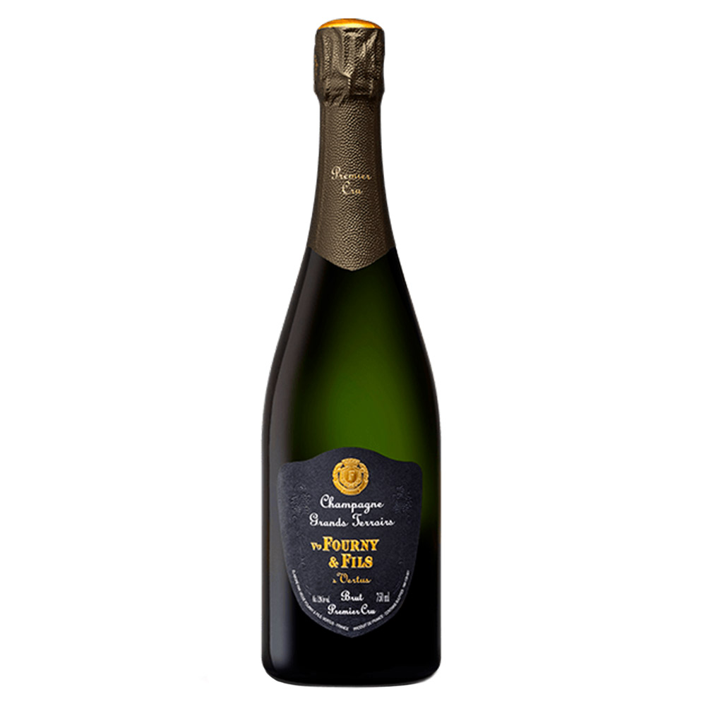Veuve Fourny & Fils Grand Terroirs Brut Premier Cru Champagne AOC si presenta di colore giallo paglierino brillante e tendente all'oro, con un perlage fine e persistente. Al naso si apre un ampio bouquet, corredato da una leggera nota tostata e speziata di noce moscata. Successivamente intervengono le note fruttate di mela, pera, albicocca ed agrumi, con piacevoli ricordi di lievito e miele di acacia. Al palato risulta morbido e vellutato, abbastanza fresco, equilibrato e cremoso.Nel complesso molto soddisfacente, chiude con un finale lungo e persistente, ricco di ricordi olfattivi. Lo Champagne Grand Terroirs di Veuve Fourny rappresenta il know-how della maison, un matrimonio perfetto tra Pinot Noir e Chardonnay provenienti da vigneti classificati Premier Cru (80%, principalmente Vertus) e Grand Cru (20%). Ogni parcella è vinificata separatamente, in modo da estrarre le caratteristiche peculiari di ognuna. I vini di riserva, conservati in piccole botti di rovere, conferiscono allo Champagne particolare complessità e struttura, contribuendo notevolmente alla realizzazione di una grande bollicina, in equilibrio tra vivacità e rotondità. L'assemblaggio unisce tre annate consecutive e i vini di riserva sono pari al 40%. Questa cuvée si distingue per lo stile puro e raffinato, incarnando l'eleganza e la freschezza e trasmettendo l'essenza del terreno gessoso di Vertus. 