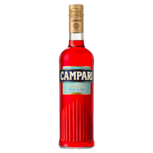 Il Bitter Campari non ha bisogno di presentazioni, poiché è, senza subbio, uno dei più iconici bitter italiani, protagonista dei più famosi cocktail nel mondo come Negroni, Americano, Sbagliato, ecc., nonché immagine dell'aperitivo milanese. Si tratta di una vera e propria eccellenza italiana, conosciuta in ogni parte del mondo e realizzata a partire dal 1860, inizialmente in un bar a Novara. Successivamente, con l'apertura del Caffé Campari in Piazza Duomo a Milano, Gaspare Campari ha messo a punto la propria ricetta segreta, creando il Bitter Campari. Viene prodotto a partire dall'infusione a caldo in acqua di erbe aromatiche, spezie, radici e frutta a cui si aggiunge successivamente l'alcol e lo zucchero per "arrotondare" l'amaro spiccato. - Campari si presenta di colore rosso rubino brillante, il "Rosso Campari". Il gusto è amaro ed intenso, ricco di richiami di erbe aromatiche e arancia amara. Il sorso è lungo e rigoroso e anticipa un finale balsamico e agrumato, piacevolmente amaricante.