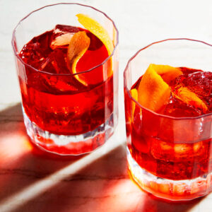 Il Bitter Campari non ha bisogno di presentazioni, poiché è, senza subbio, uno dei più iconici bitter italiani, protagonista dei più famosi cocktail nel mondo come Negroni, Americano, Sbagliato, ecc., nonché immagine dell'aperitivo milanese. Si tratta di una vera e propria eccellenza italiana, conosciuta in ogni parte del mondo e realizzata a partire dal 1860, inizialmente in un bar a Novara. Successivamente, con l'apertura del Caffé Campari in Piazza Duomo a Milano, Gaspare Campari ha messo a punto la propria ricetta segreta, creando il Bitter Campari. Viene prodotto a partire dall'infusione a caldo in acqua di erbe aromatiche, spezie, radici e frutta a cui si aggiunge successivamente l'alcol e lo zucchero per "arrotondare" l'amaro spiccato. - Campari si presenta di colore rosso rubino brillante, il "Rosso Campari". Il gusto è amaro ed intenso, ricco di richiami di erbe aromatiche e arancia amara. Il sorso è lungo e rigoroso e anticipa un finale balsamico e agrumato, piacevolmente amaricante.