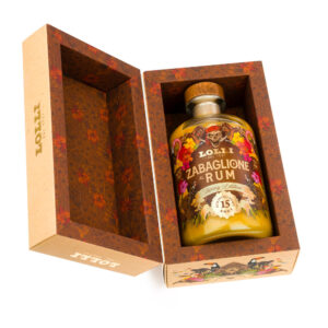 Liquore Cremoso allo Zabaglione al Rum Luxury Edition Lolli, in cui il buon sapore dell'uovo incontra il timbro deciso a aromatico del Rum invecchiato 15 anni. La bassa gradazione alcolica lo rende estremamente piacevole al palato e permette di assaporare tutti gli ingredienti in un mix delizioso. È confezionato in una bottiglia inedita ed elegante con tappo versatore e racchiuso in un cofanetto a scrigno con dettagli d'oro a caldo e finitura soft touch. Disponibile in quantità limitata. Realizzato artigianalmente senza l'uso di additivi e conservanti.