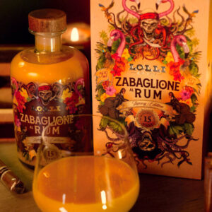 Liquore Cremoso allo Zabaglione al Rum Luxury Edition Lolli, in cui il buon sapore dell'uovo incontra il timbro deciso a aromatico del Rum invecchiato 15 anni. La bassa gradazione alcolica lo rende estremamente piacevole al palato e permette di assaporare tutti gli ingredienti in un mix delizioso. È confezionato in una bottiglia inedita ed elegante con tappo versatore e racchiuso in un cofanetto a scrigno con dettagli d'oro a caldo e finitura soft touch. Disponibile in quantità limitata. Realizzato artigianalmente senza l'uso di additivi e conservanti.