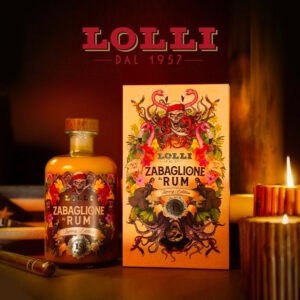 Liquore Cremoso allo Zabaglione al Rum Luxury Edition Lolli, in cui il buon sapore dell'uovo incontra il timbro deciso a aromatico del Rum invecchiato 15 anni. La bassa gradazione alcolica lo rende estremamente piacevole al palato e permette di assaporare tutti gli ingredienti in un mix delizioso. È confezionato in una bottiglia inedita ed elegante con tappo versatore e racchiuso in un cofanetto a scrigno con dettagli d'oro a caldo e finitura soft touch. Disponibile in quantità limitata. Realizzato artigianalmente senza l'uso di additivi e conservanti.