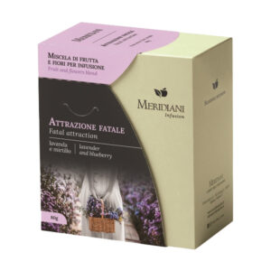 Meridiani Infuso di Frutta Attrazione Fatale 80g - Infuso a base di lavanda e mirtillo. Il colore viola dei profumati fiori di lavanda unito al sapore pieno e gustoso dei mirtilli. Questa miscela regala un’attrazione alla quale difficilmente si può resistere.