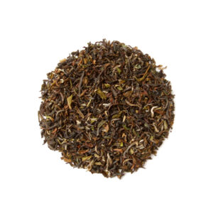 Meridiani Tè Nero Darjeeling 80g - Tè nero le cui piante crescono ad un’altitudine di quasi 1900 metri nei giardini indiani situati ai confini con il Nepal. L’altezza ed il clima gli conferiscono un sapore dolce e fiorito ed un intenso profumo aromatico.