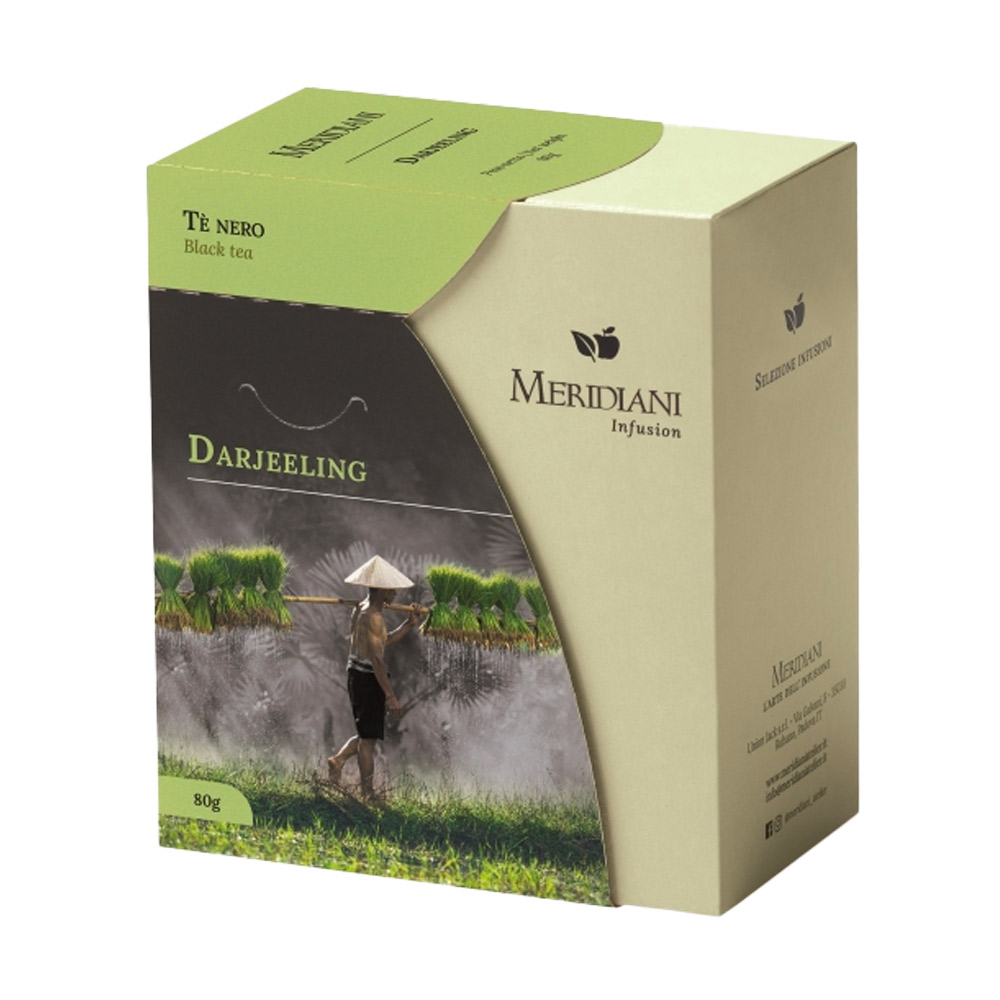 Meridiani Tè Nero Darjeeling 80g - Tè nero le cui piante crescono ad un’altitudine di quasi 1900 metri nei giardini indiani situati ai confini con il Nepal. L’altezza ed il clima gli conferiscono un sapore dolce e fiorito ed un intenso profumo aromatico.