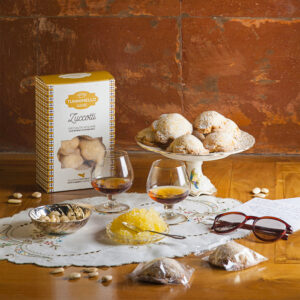 Tumminello Biscotti Zuccotti Specialità Siciliane ripiene di Mandorle 320g - Gli Zuccotti, dolci tipici della tradizione natalizia di Castelbuono, sono un delicato piacere che oggi è possibile gustare tutto l’anno.Con uno squisito ripieno di zuccata, mandorle e cannella, assicurano un sapore sfizioso che richiama alla mente i sapori ed i profumi dell’autentica tradizione dolciaria siciliana.Il delizioso involucro di pasta frolla ed il goloso ripieno sprigionano sapori unici ai quali è impossibile resistere. Questi dolci panciuti, ricoperti di glassa e confettini di zucchero, possono essere gustati tutto l’anno a fine pasto come sfizioso dessert, nel pomeriggio accompagnato da un tè o semplicemente come goloso intermezzo durante la giornata.