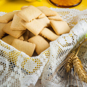 Tumminello Latta GraniSi Biscottini al Limone 270g Senza Latte e Senza Burro, con Olio Extravergine di Oliva - GraniSi è la linea di biscotti ai grani antichi siciliani biologici, senza uso di erbicidi e macinati rigorosamente a pietra. Si contraddistinguono per l'alta digeribilità, grazie ad un legame del glutine debole: sono indicati anche per coloro i quali soffrono di gluten sensitivity (si stima l'8% dei cittadini italiani). TALÌA, TASTALI, ARRICRÌATI (guarda, assaggiali, godine): Solo i più antichi grani siciliani macinati a pietra, il segreto della lavorazione del cioccolato di Modica a bassissima temperatura, e il ritorno agli ingredienti di un tempo… la Manna. BISCOTTINI AL LIMONE: Semplicemente limoni di Sicilia, grani antichi, uova fresche e zucchero di canna, danno vita a dei biscottini delicati e golosi.Specificatamente formulati per chi è intollerante ai latticini e derivati. Dimensione latta: 16x11x10 cm