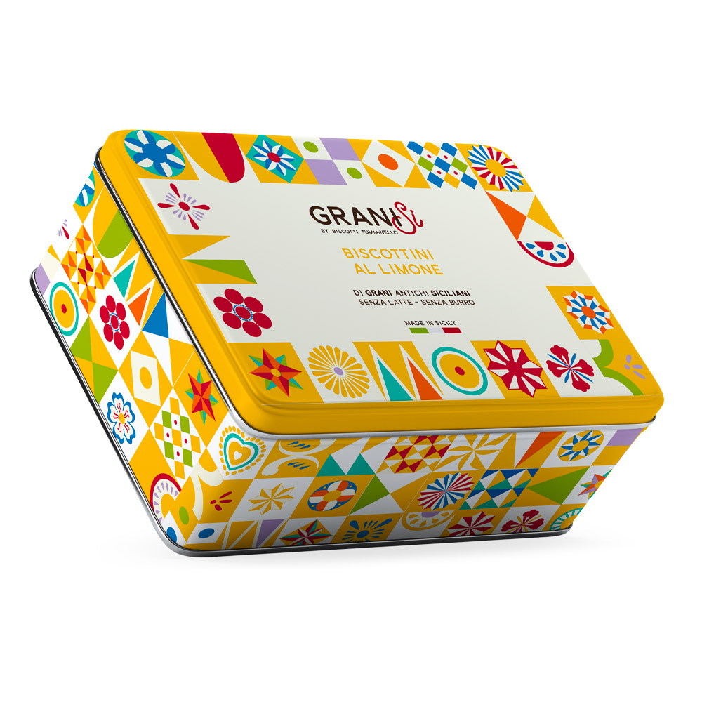 Tumminello Latta GraniSi Biscottini al Limone 270g Senza Latte e Senza Burro, con Olio Extravergine di Oliva - GraniSi è la linea di biscotti ai grani antichi siciliani biologici, senza uso di erbicidi e macinati rigorosamente a pietra. Si contraddistinguono per l'alta digeribilità, grazie ad un legame del glutine debole: sono indicati anche per coloro i quali soffrono di gluten sensitivity (si stima l'8% dei cittadini italiani). TALÌA, TASTALI, ARRICRÌATI (guarda, assaggiali, godine): Solo i più antichi grani siciliani macinati a pietra, il segreto della lavorazione del cioccolato di Modica a bassissima temperatura, e il ritorno agli ingredienti di un tempo… la Manna. BISCOTTINI AL LIMONE: Semplicemente limoni di Sicilia, grani antichi, uova fresche e zucchero di canna, danno vita a dei biscottini delicati e golosi.Specificatamente formulati per chi è intollerante ai latticini e derivati. Dimensione latta: 16x11x10 cm