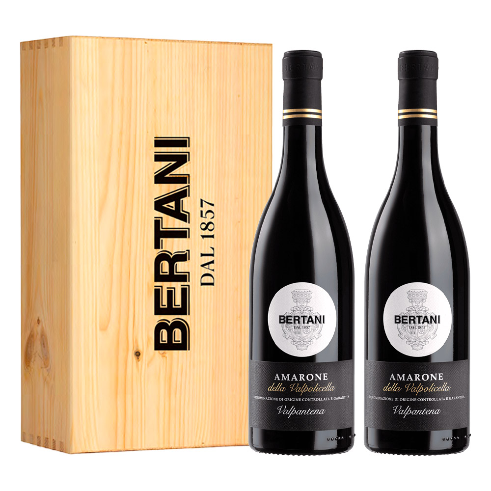 Elegante cassetta in legno personalizzata "Bertani", contenente due bottiglie di Amarone della Valpolicella Valpantena DOCG. Di ottima presentazione, questa cassetta è un’originale idea regalo per appassionati ed amanti del buon vino, nonché un'ottima espressione dello stile unico ed inconfondibile che contraddistingue da sempre la cantina Bertani. La cassetta comprende: 2 bottiglie di Bertani Amarone Valpolicella Valpantena DOCG 2021: è un'interpretazione tradizionale, tipica della zona situata ad est della Valpolicella Classica. Viene realizzato a partire dall'appassimento delle uve per quattro mesi, con affinamento in legno per più di due anni.Complesso, sfaccettato e caloroso, ma nel contempo di grande eleganza, si contraddistingue per le intense note fruttate e per il finale lungamente persistente.