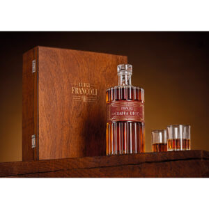 Francoli Grappa Riserva Decò: un elegante cassetta regalo in legno racchiude due bicchieri da degustazione per distillati e una bottiglia di grappa invecchiata Luigi Francoli Decò. Un vero e proprio tributo all'arte e all'eleganza dell'epoca Art Decò, avvolto nell'atmosfera inebriante dell'invecchiamento nel legno. Questa magnifica confezione regalo è l'occasione perfetta per trascorrere momenti estremamente piacevoli e conviviali. Luigi Francoli Grappa Riserva Decò: Si presenta di un bel colore ambrato, limpido e luminoso. Al naso giungono intense sensazioni di mandorla e nocciola tostata, a cui si susseguono sensazioni speziate di vaniglia, uva passa e frutta candita. Al palato è estremanente equilibrata, ricca e complessa. Il sorso è avvolgente e rotondo, il ritorno di note vanigliate e accenni di legno è notevole. Chiude con un finale di ottima persistenza gustativa.